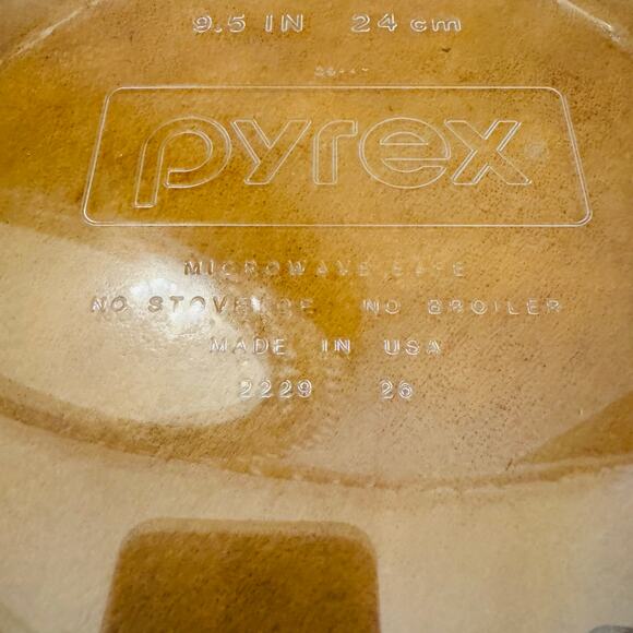 Pyrex Bakeware 9.5" Clear Scalloped Glass Classic Pie Plate Made in USA 2229 - Picture 4 of 6